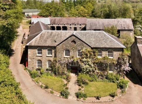 Henllys Estate Bed & Breakfast *